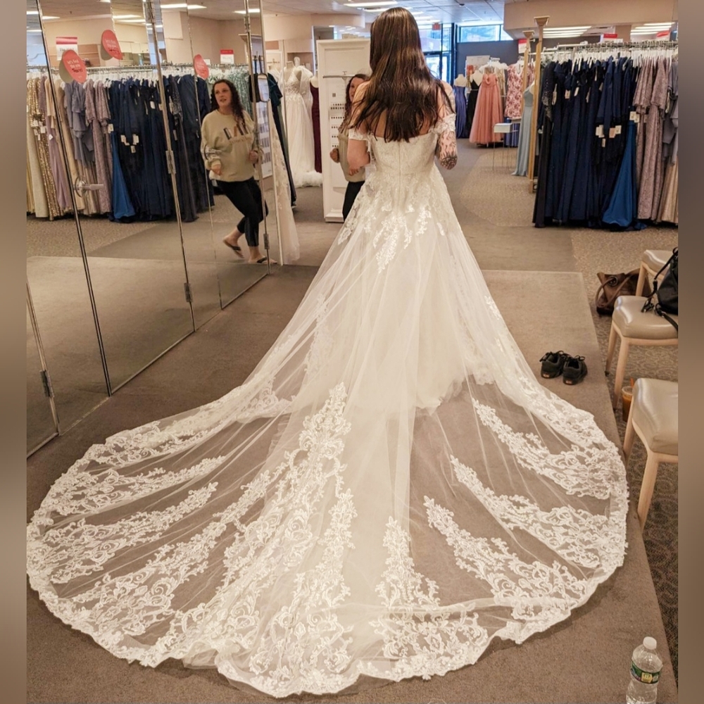 Ivory Lace Ballgown Wedding Dress